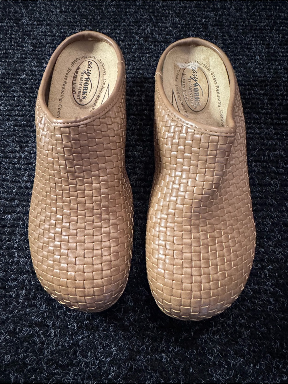 Women's slip-resistant work clogs. Easy Works by Easy Street Soliea Woven Size 7